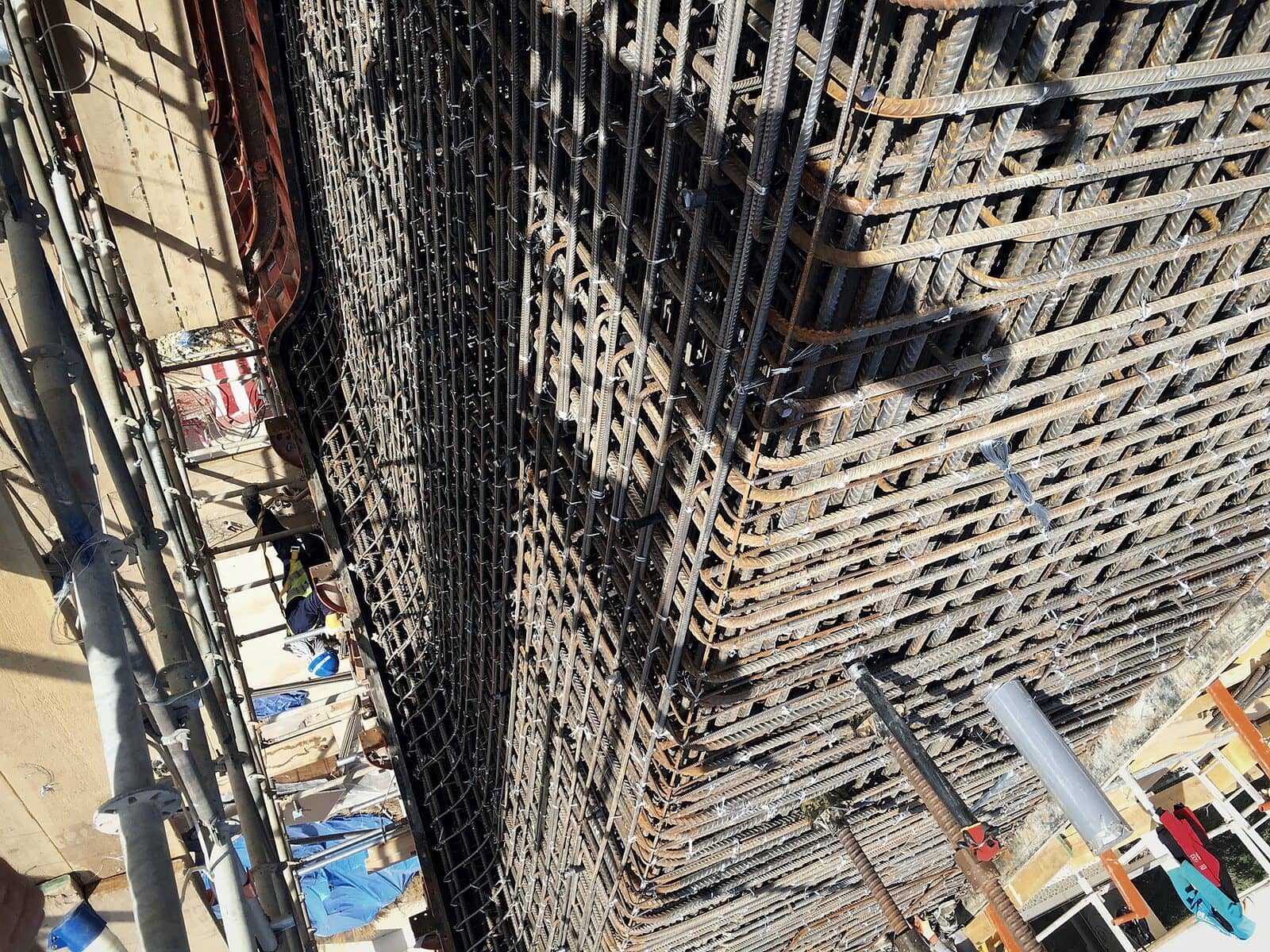 Dense reinforcement cage seen from above, before the formwork