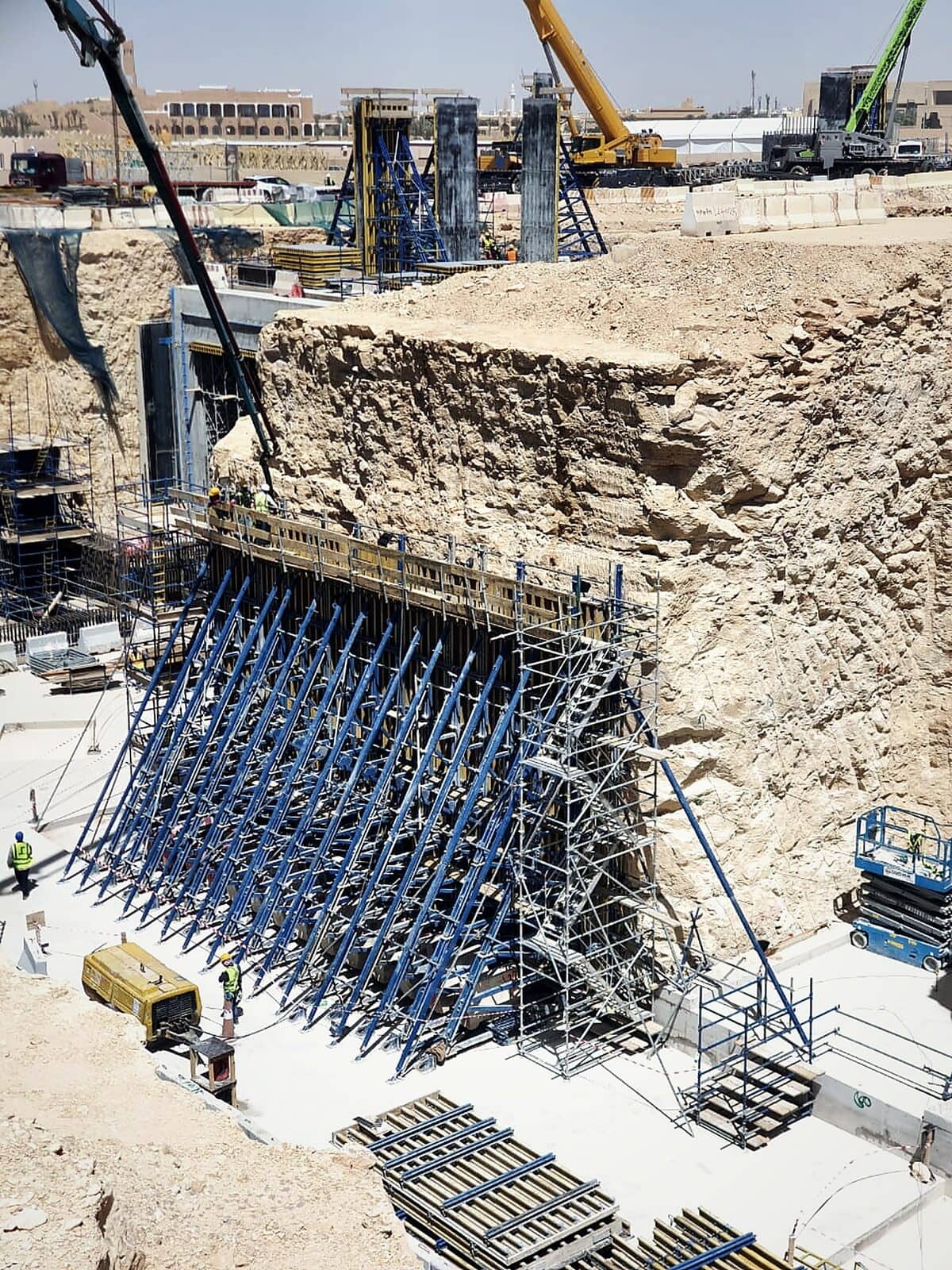 Single-sided wall formwork braced against the excavation face