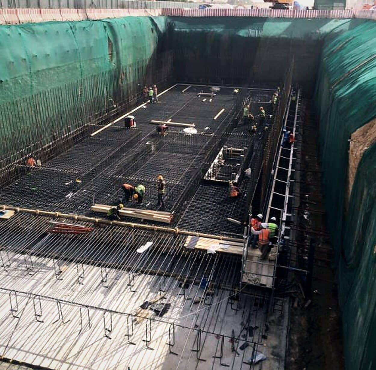 Raft reinforcement being fixed at the bottom of a deep excavation