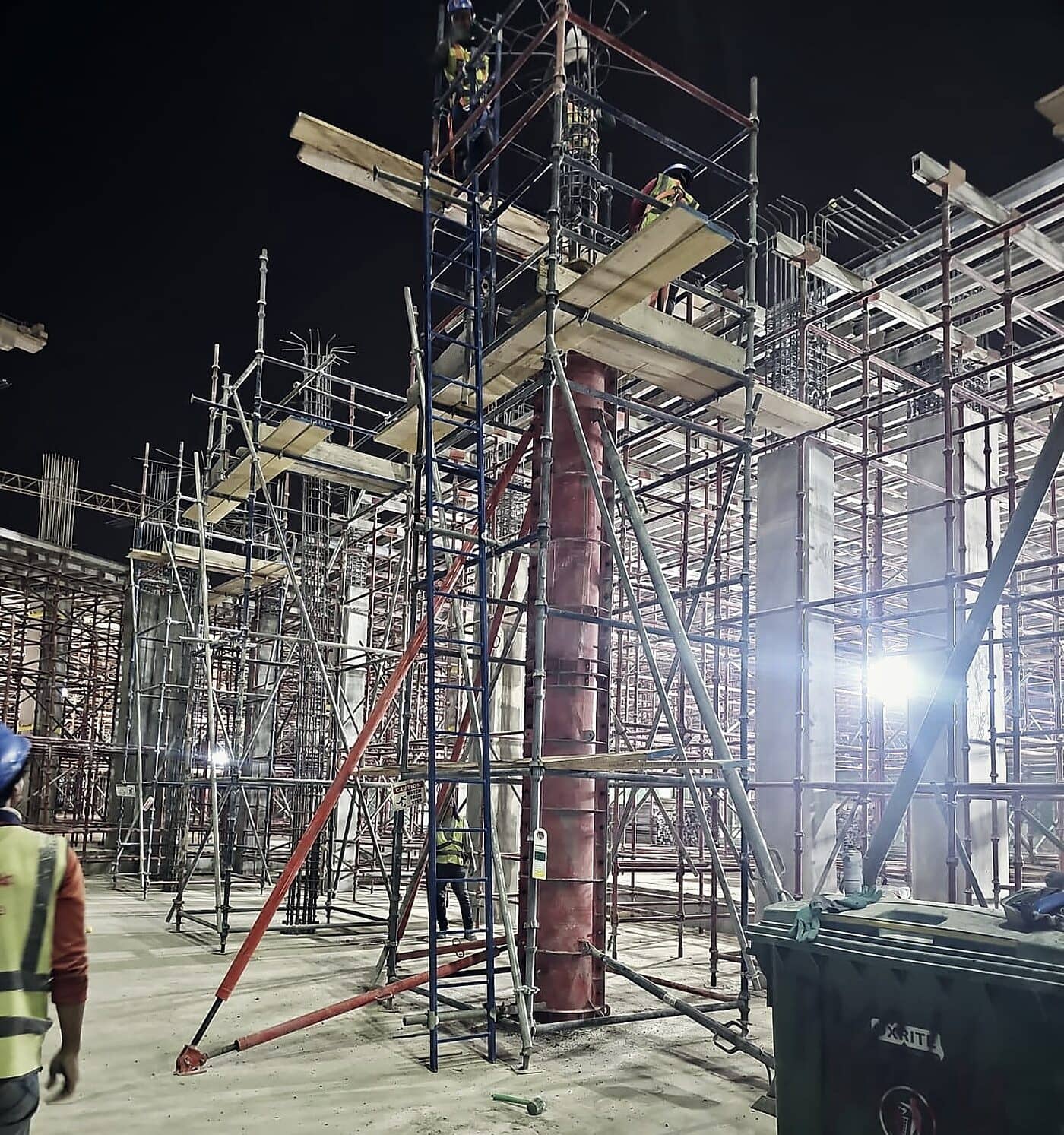 Round column formwork and shoring on a night shift