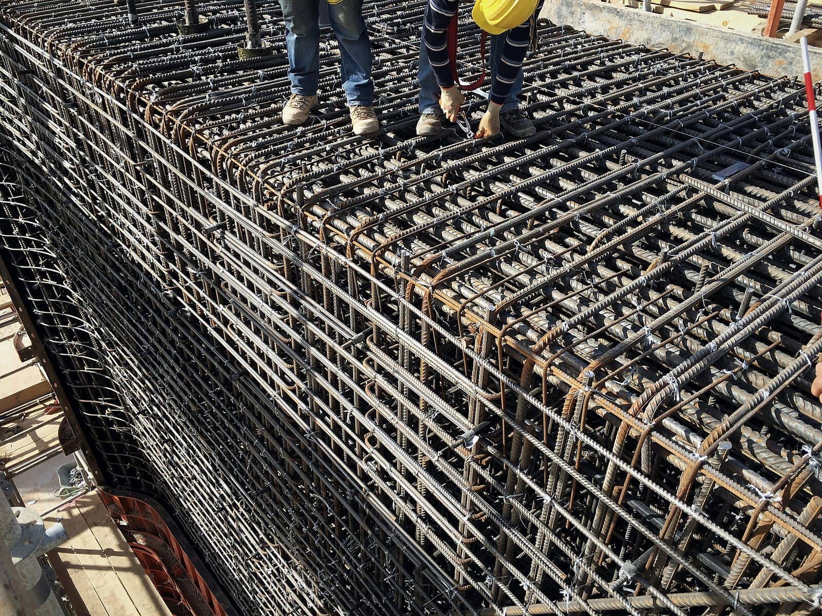 Heavy beam reinforcement with closely spaced links